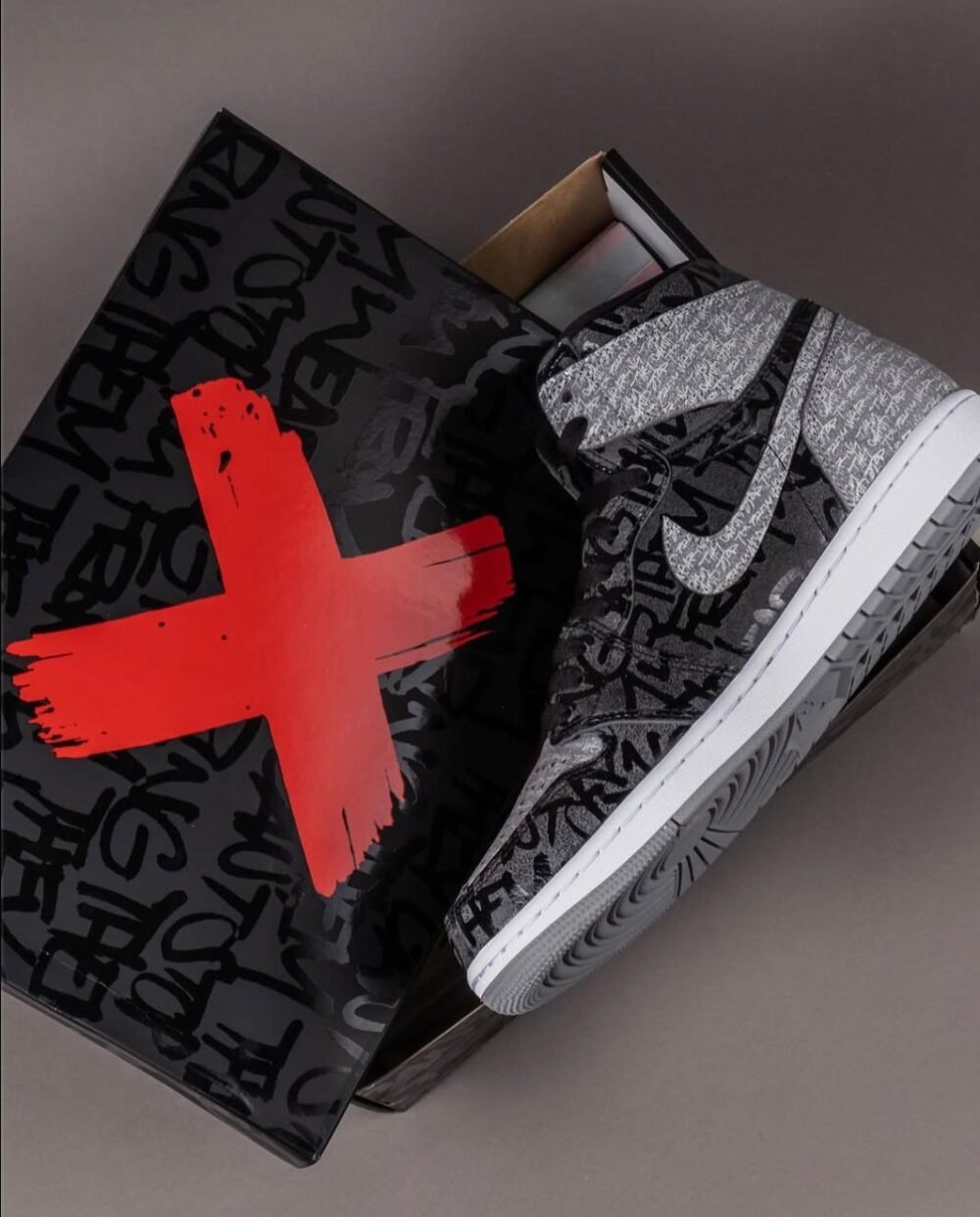 NIKE  AIR JORDAN RETRO 1 HIGH  REBELLIONAIRE BLACK - Image 4