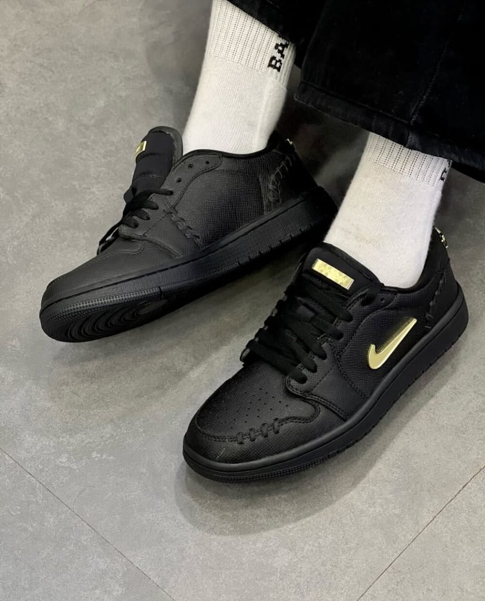 Nike Air Jordan Retro 1 "Make Black Metallic Gold" - Image 2