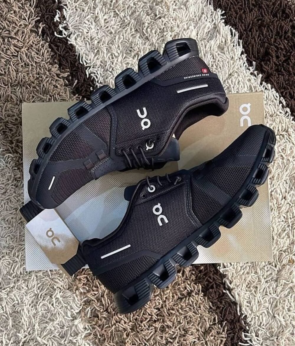 ON CLOUD 5 WATERPROOF RUNNING FULL BLACK - Image 3