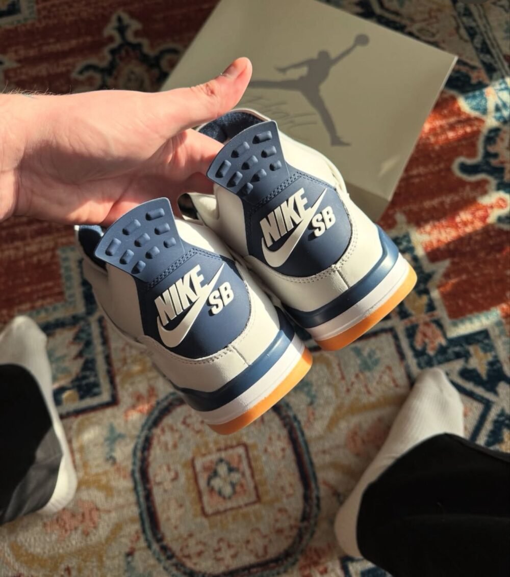 NIKE SB AIR JORDAN RETRO 4 MID NIGHT NAVY - Image 3