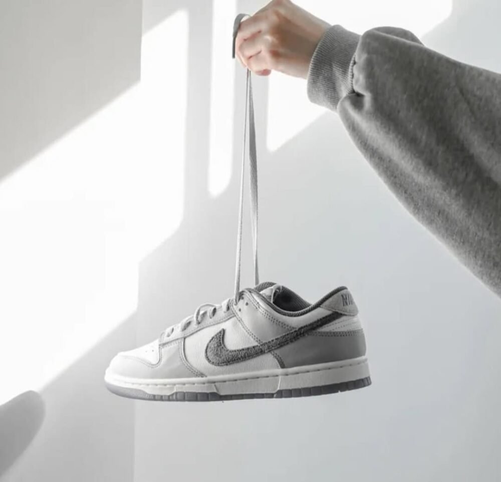Nike SB Dunk Low "Light Carbon" - Image 5