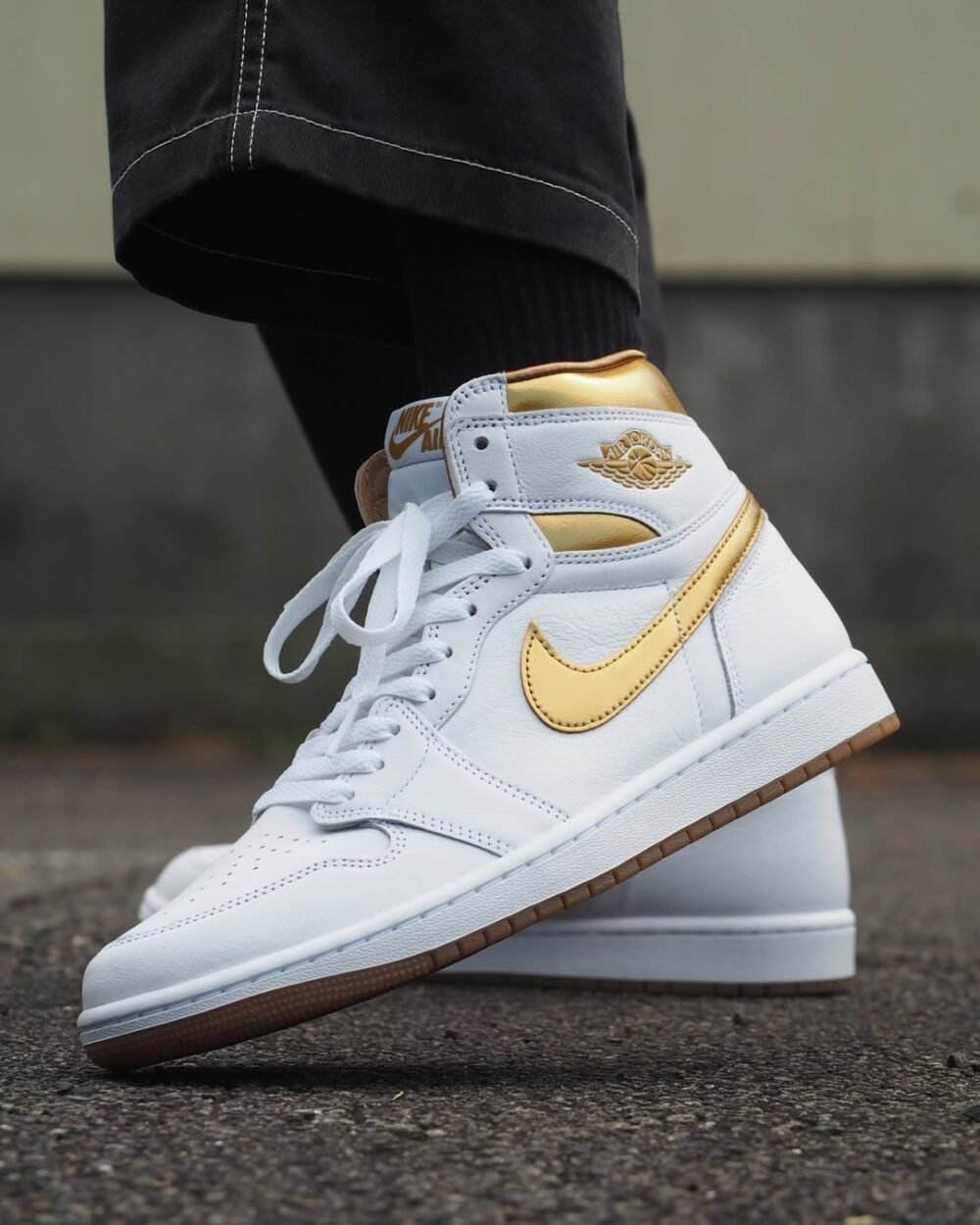 Nike Air Jordan 1 Retro High OG Metallic Gold - Image 3